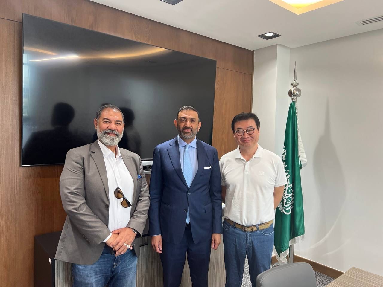 Meeting with Saudi government sustainability and competitiveness advisor Ali Adnan Ibrahim to discuss how to introduce ODIN technology and enter Saudi Arabia and have been asked to supply 20 GW to Riyadh within five years.(2024.03.11) 이미지